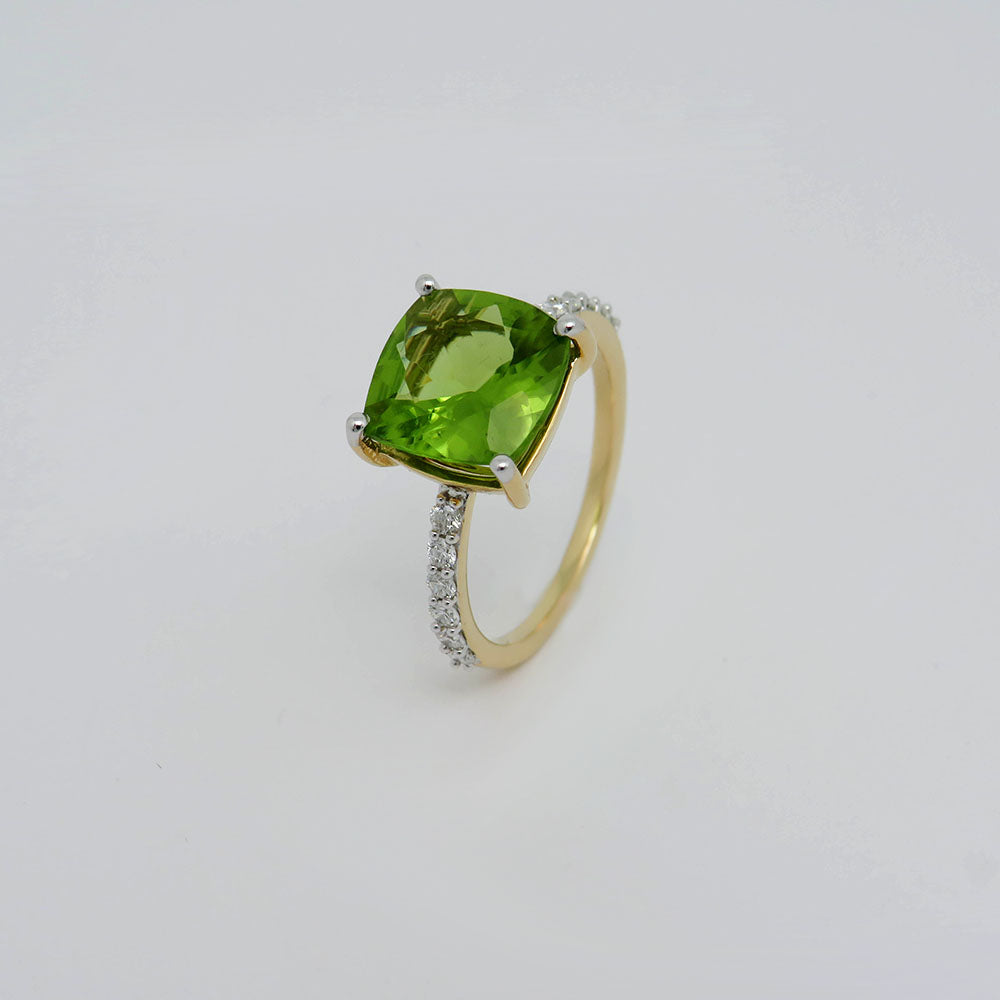 Ring with 0.26ct TW-si brilliant-cut diamond and 3.64ct peridot in 750/18K Yellow Gold size 54