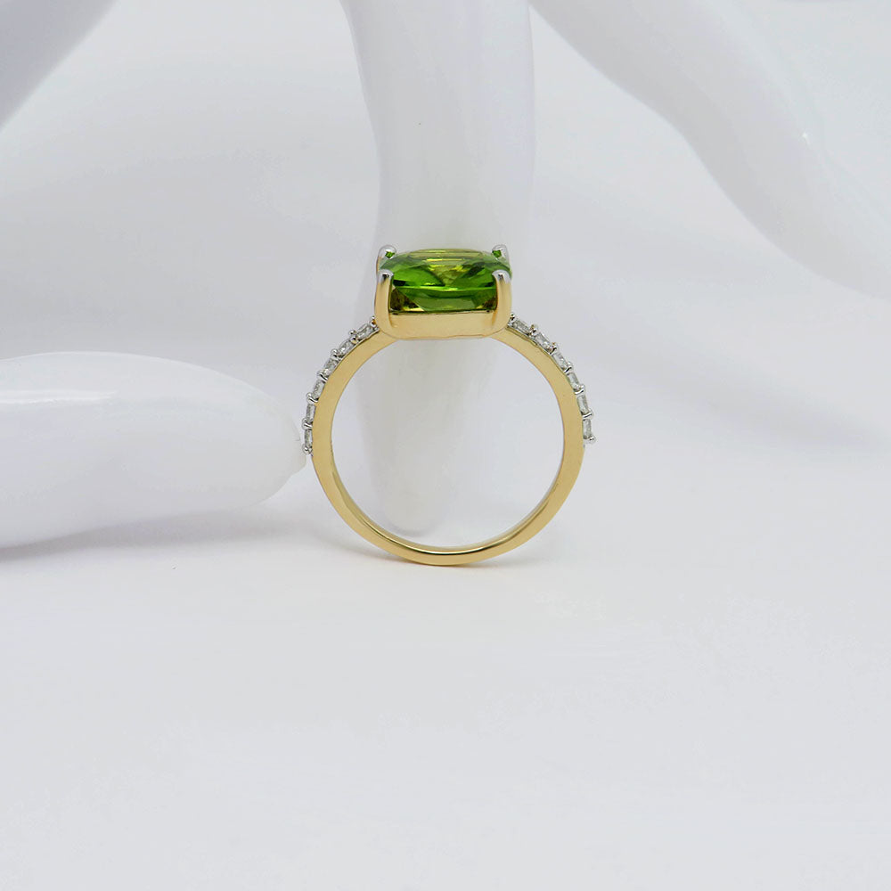 Ring with 0.26ct TW-si brilliant-cut diamond and 3.64ct peridot in 750/18K Yellow Gold size 54