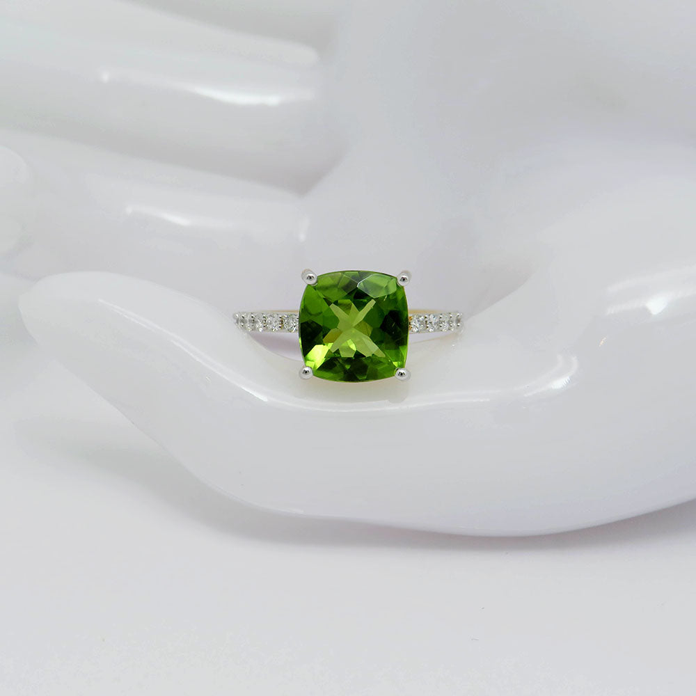 Ring with 0.26ct TW-si brilliant-cut diamond and 3.64ct peridot in 750/18K Yellow Gold size 54