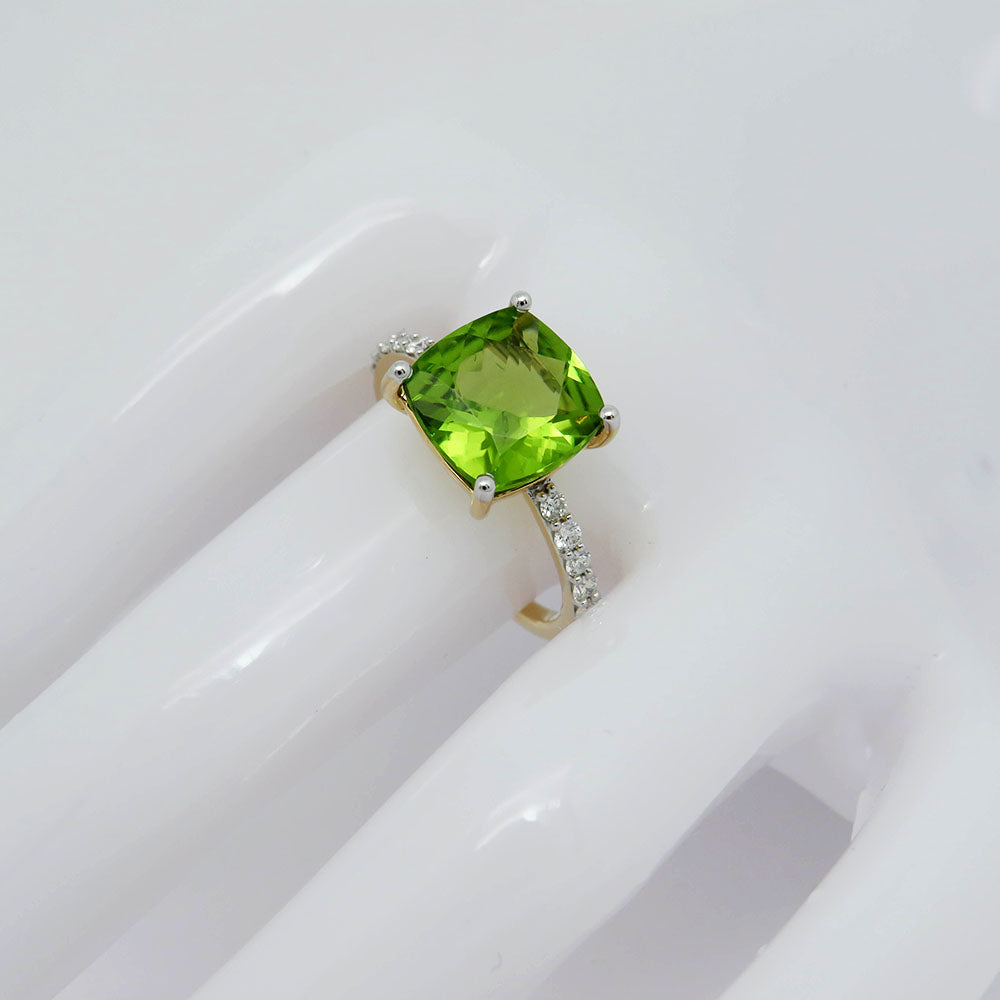 Ring with 0.26ct TW-si brilliant-cut diamond and 3.64ct peridot in 750/18K Yellow Gold size 54