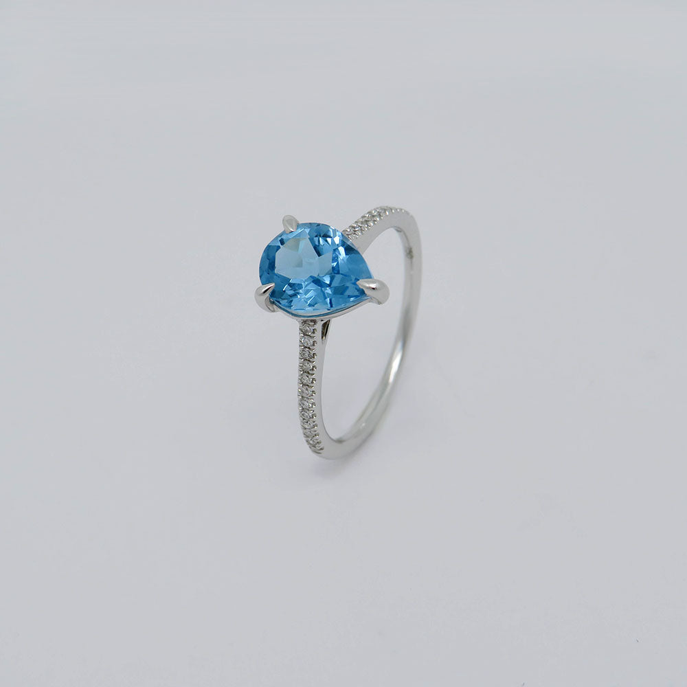 Ring with 0,09ct TW-si Diamond and 1,87ct blue topaz in 750/18K White Gold size 54