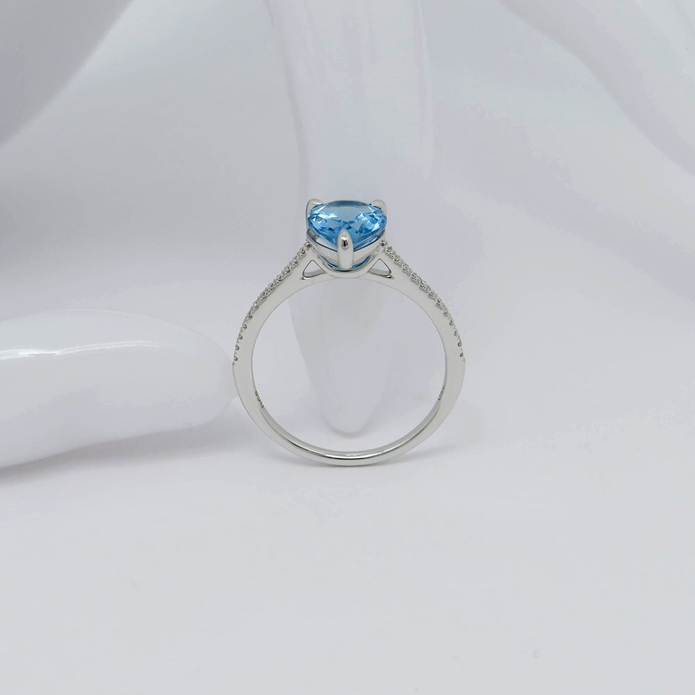 Ring with 0,09ct TW-si Diamond and 1,87ct blue topaz in 750/18K White Gold size 54