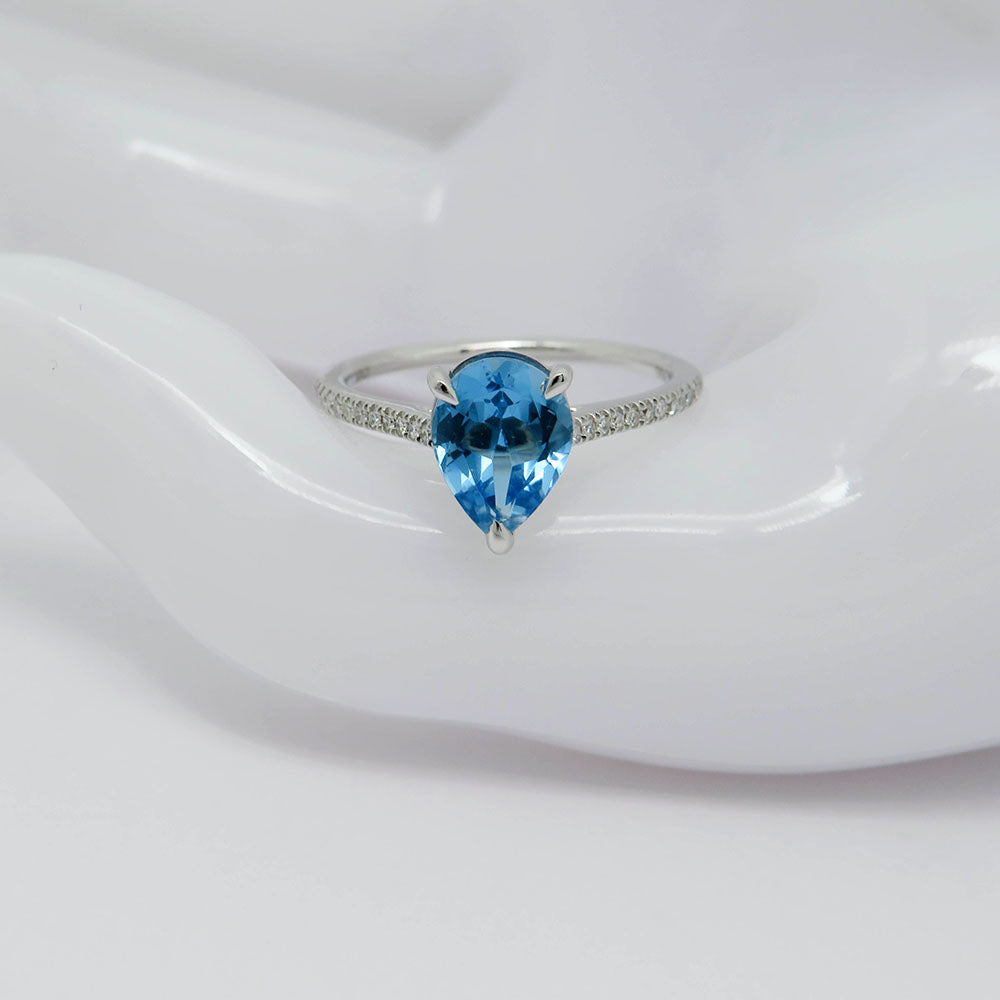 Ring with 0,09ct TW-si Diamond and 1,87ct blue topaz in 750/18K White Gold size 54