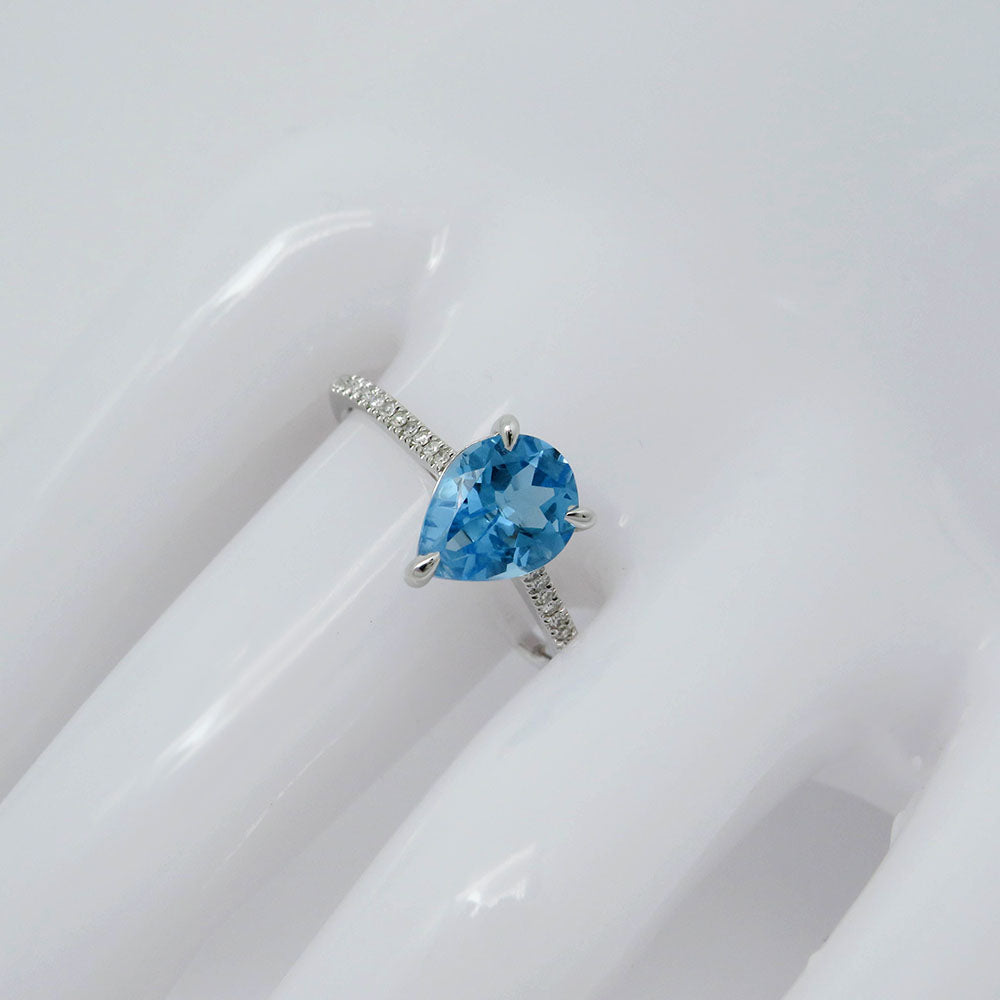 Ring with 0,09ct TW-si Diamond and 1,87ct blue topaz in 750/18K White Gold size 54