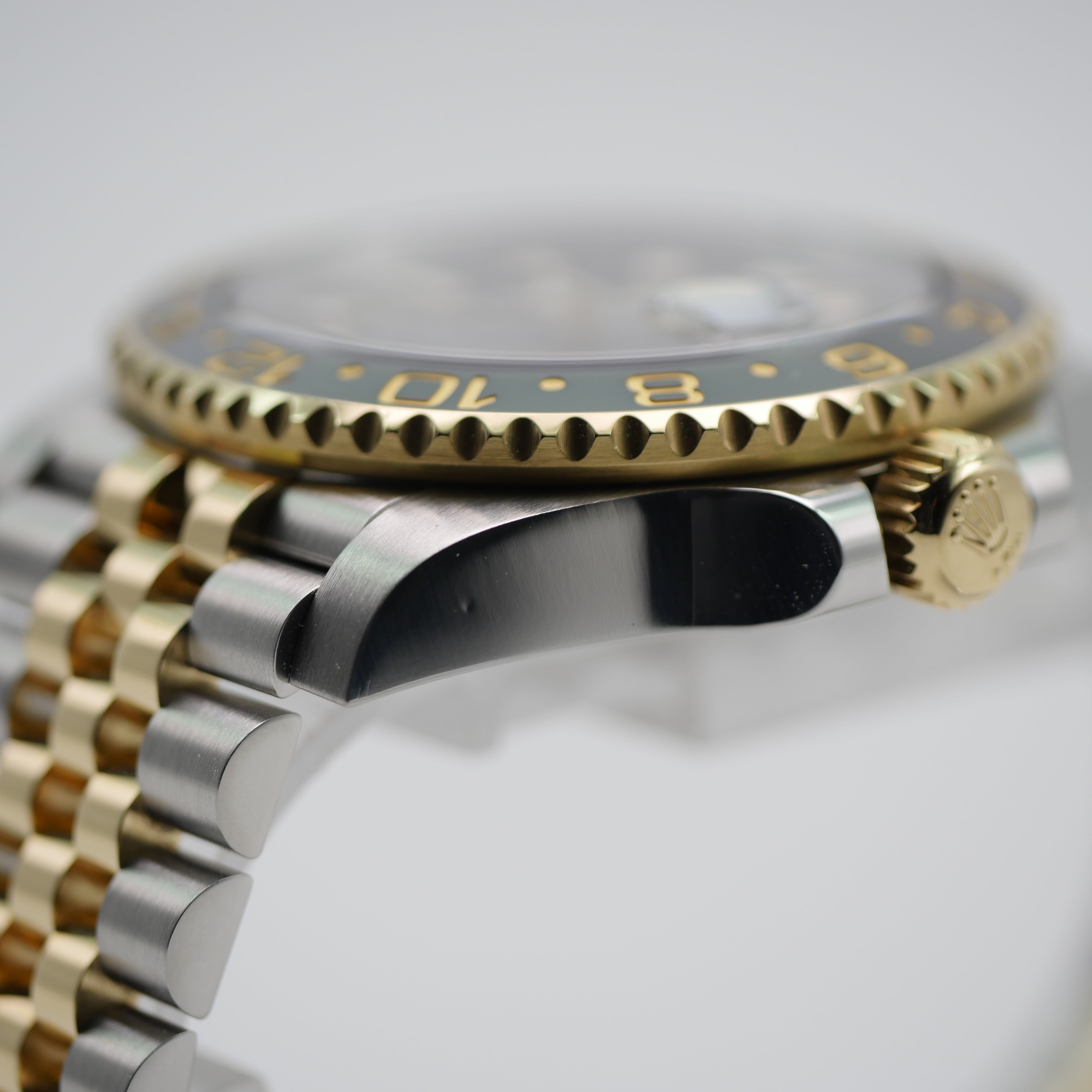 Rolex GMT-Master II Stahl / Gelbgold 126713GRNR - 2023