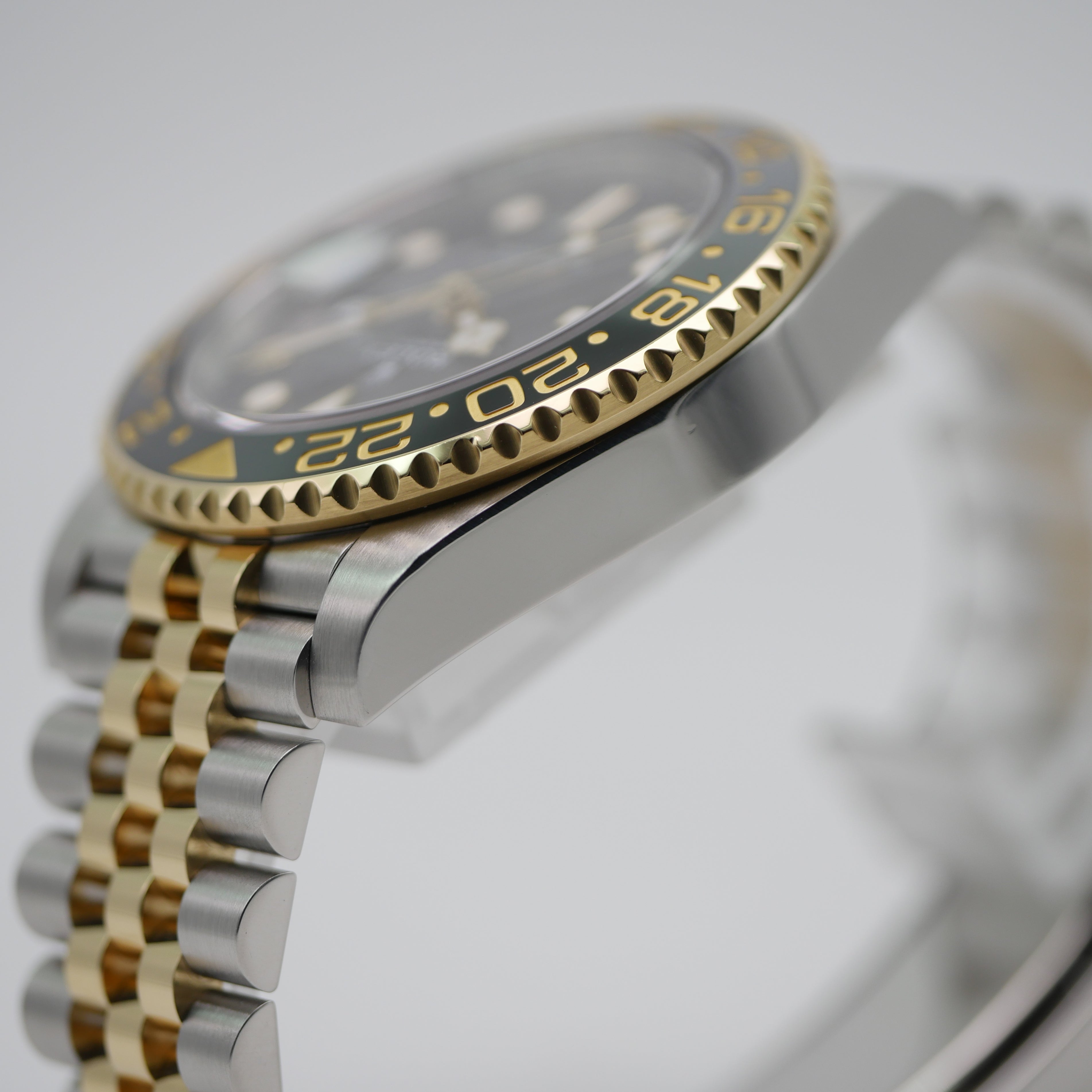 Rolex GMT-Master II Stahl / Gelbgold 126713GRNR - 2023